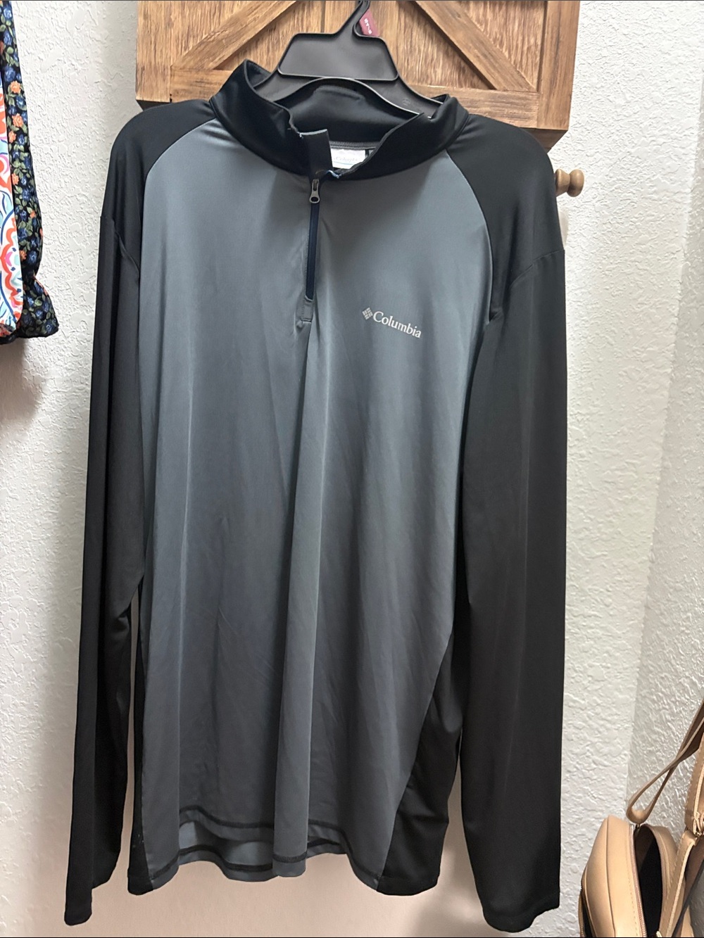 Columbia Men’s Gray & Black Lightweight Quarter-Zip Pullover